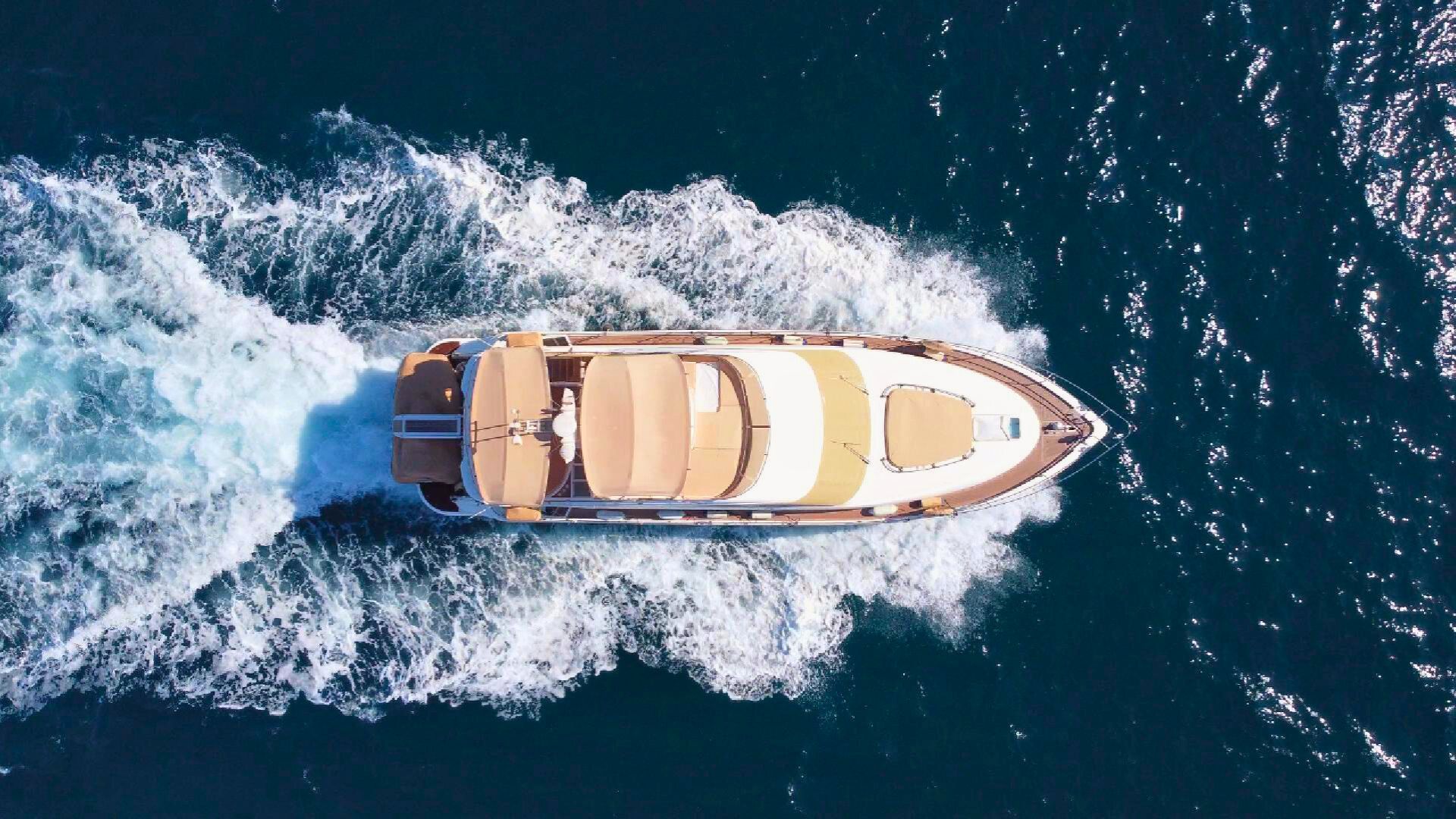 Chárter privado de yate en Alicante con patrón profesional
