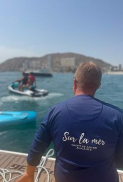 Sin rutas fijas. Sin turismo masivo. Una experiencia privada en yate adaptada a ti.