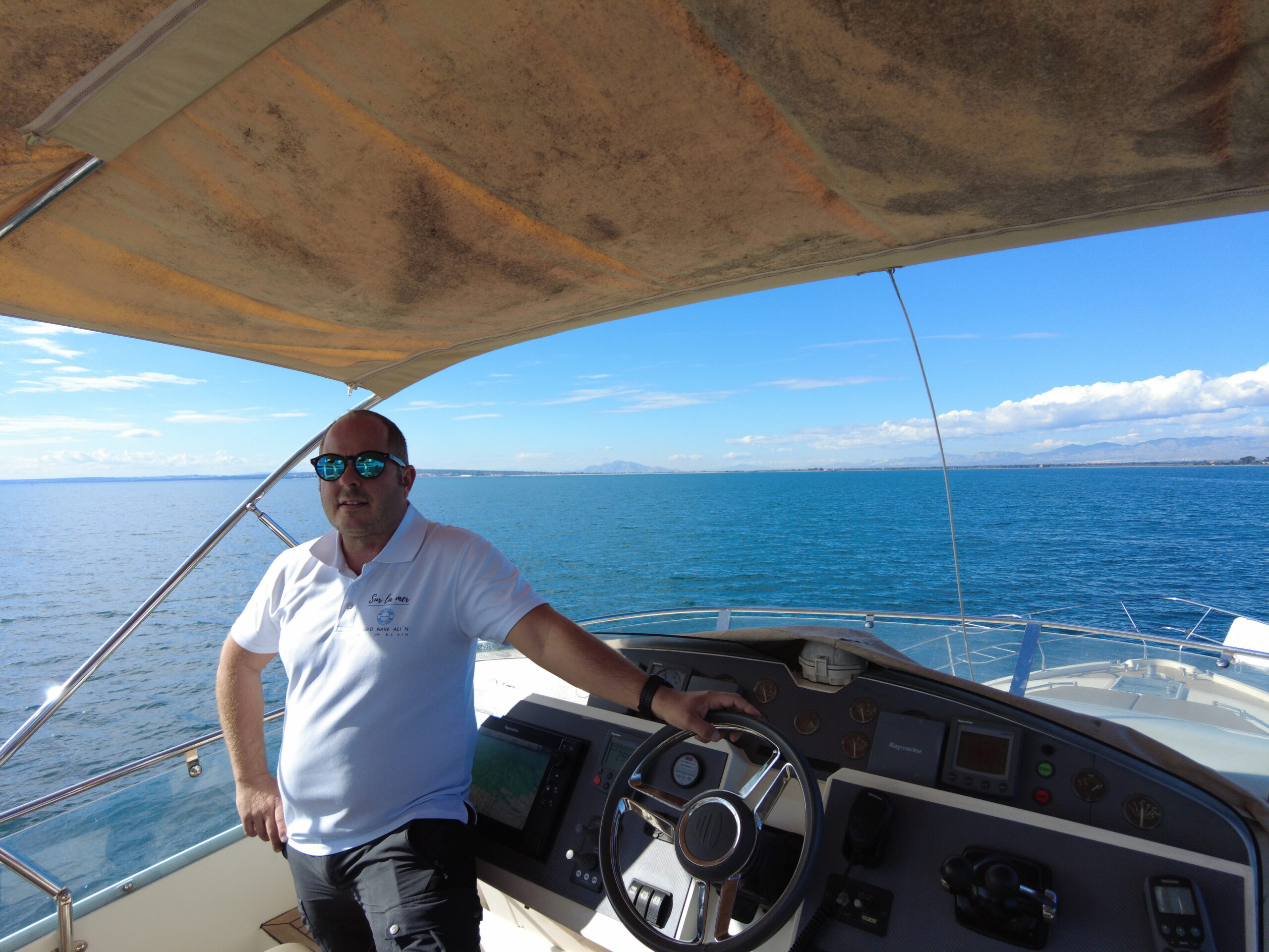 Chárter privado de yate en Alicante con patrón profesional